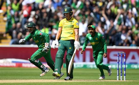 This Journalist's "Cursed" Selfies Are Driving Cricket Fans Insane