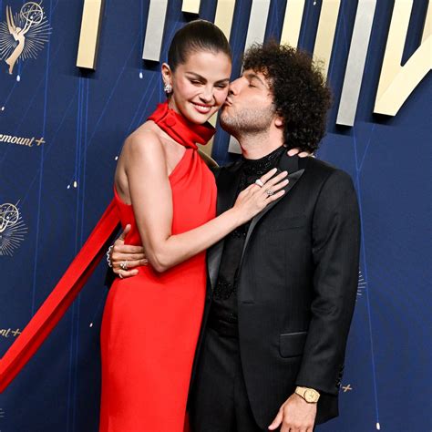 El romántico vestido de novia de Selena Gomez: con cuello halter, flores bordadas y diseñado a ...