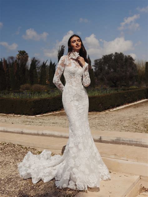 High neck lace wedding dress with sleeves | Honestweddingadvice.com