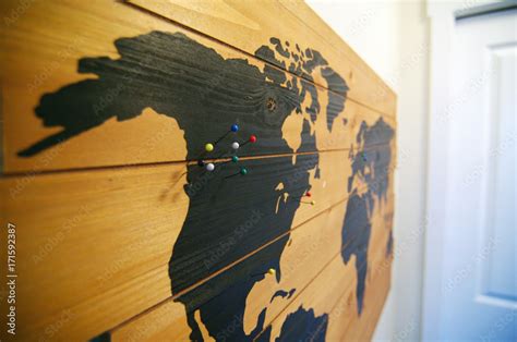Wall Map with Pins 的图像结果