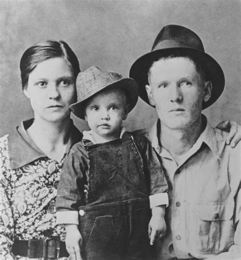 https://hips.hearstapps.com/hmg-prod/images/two-year-old-elvis-presley-poses-for-a-family-portrait-with-news-photo-1590520867.jpg?crop=1xw%3A1xh%3Bcenter
