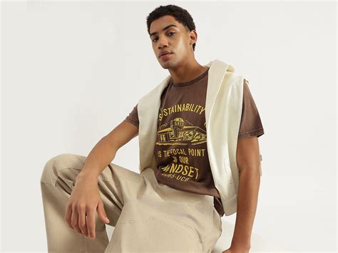 Men Relaxed Fit Round Neck Washed Graphic T-Shirt – United Colors of ...