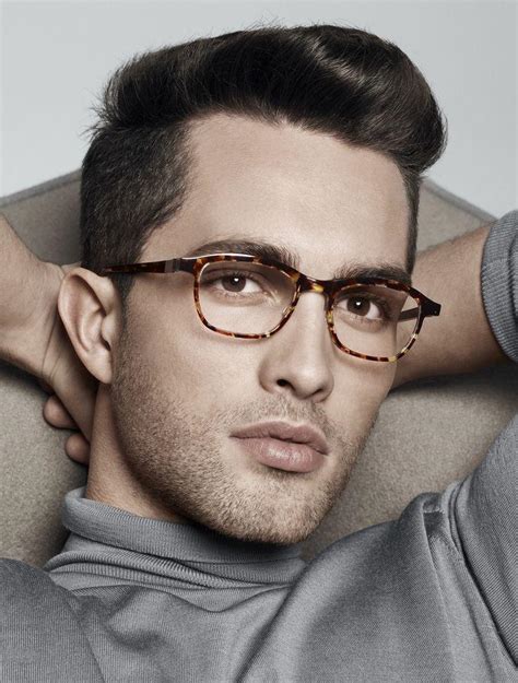 戴眼镜的男生适合什么发型 这些带眼镜发型简直帅呆了_男士短发 - 美发站
