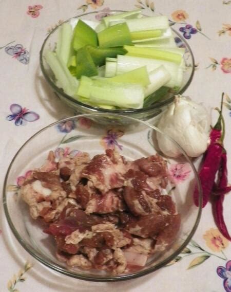 小炒玫瑰肉的做法 - 福建省烹饪职业培训学校