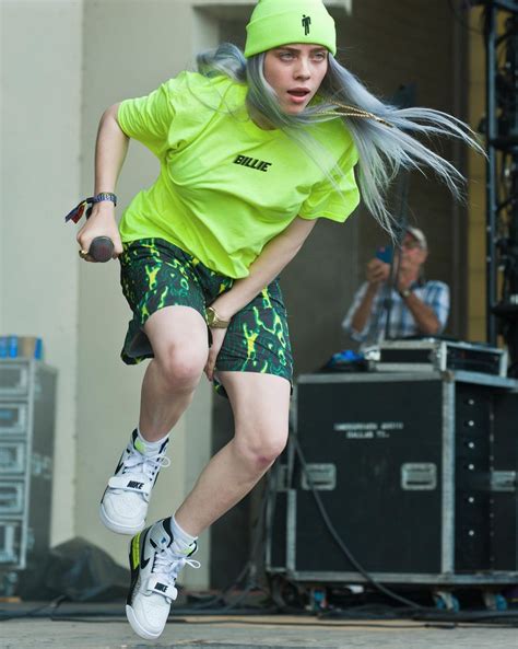 "Curi" Gaya Billie Eilish dengan Beberapa Items Ini! - USS Feed
