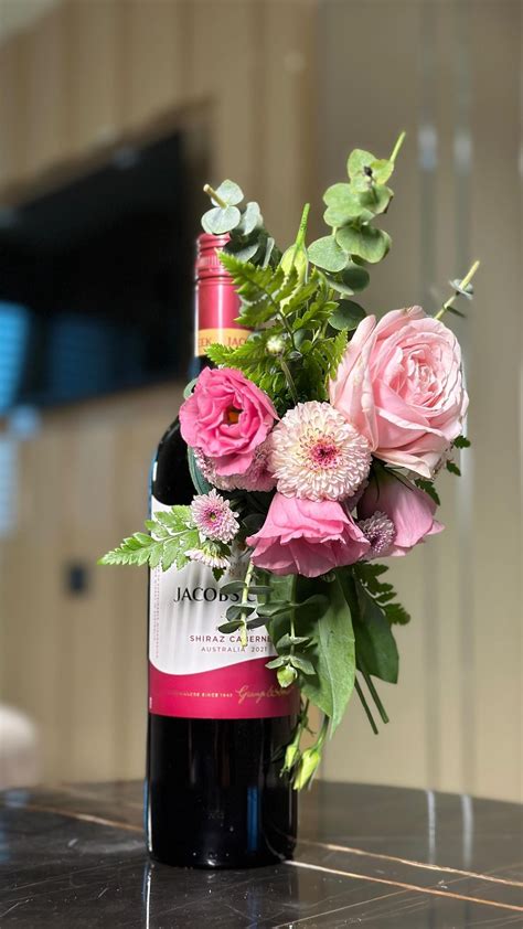 Yakshi Chouhan on Instagram: "Let’s make a wine bottle bouquet 🌷🌸 I’m ...