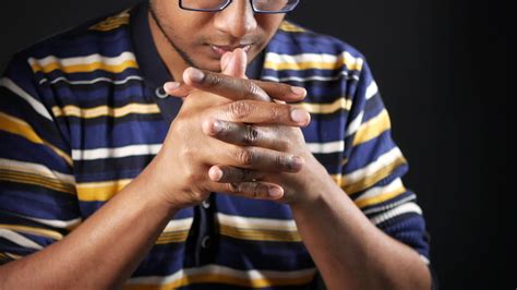 Man rubbing hands together 14396120 Stock Video at Vecteezy