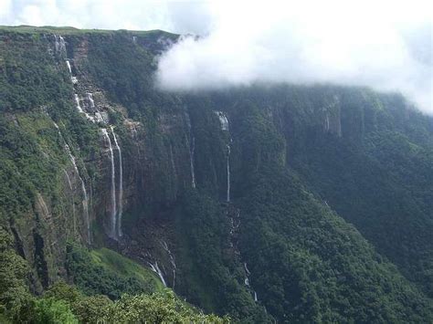 Mawsmai Falls (Noh-Sngithiang Falls) | IndiaUnveiled