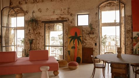 A Brazilian artist brings tropical warmth to her home in Noto, Sicily ...