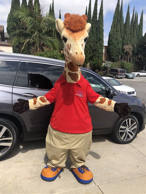 Toys R Us - Geoffrey the Giraffe Official Mascot Costume - Extremely ...