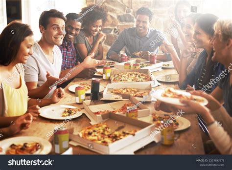 Restaurant with People 的图像结果