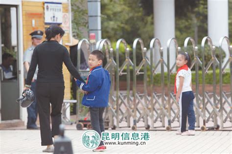 送小朋友上学,背着书包上学的图片,走路上学_大山谷图库