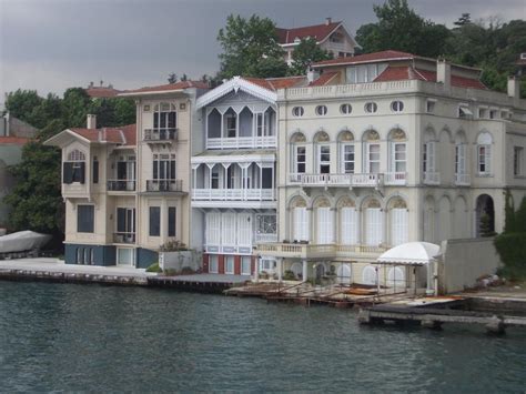 Exploring the coast to admire the famous "yali" in Istanbul