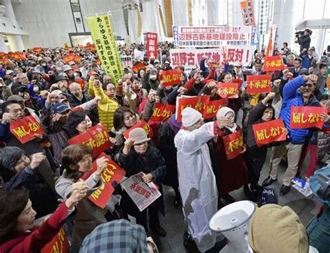 日冲绳民众举行示威游行 抗议填埋边野古水域_国际新闻_环球网