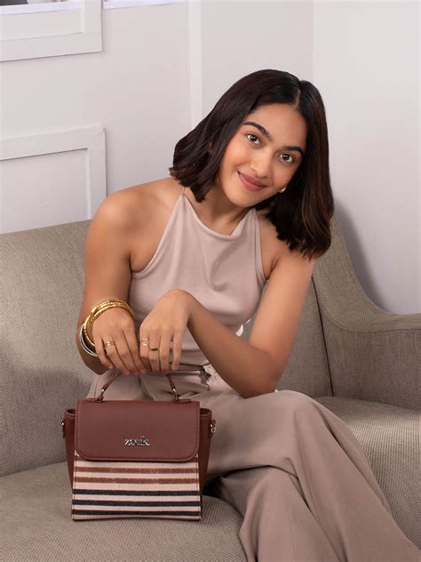 Buy Zouk Bags For Women & Men At Discounts Above 60%