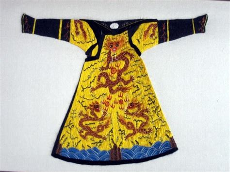 中国古代皇帝服饰的演变 本为黑色后变金黄色_史海钩沉_嘻嘻网