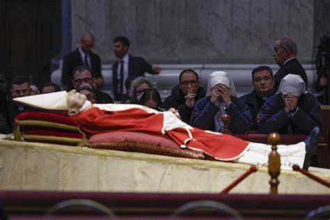 La muerte de Benedicto XVI abre la puerta a una escisión en la Iglesia ...