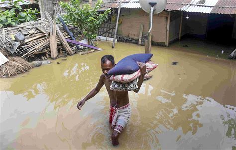 Assam flood remains grim with heavy rain resulting in water level rise ...