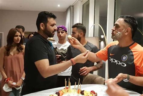 Anushka Sharma Staring Angrily At Virat Kohli During Dhonis Birthday Is ...