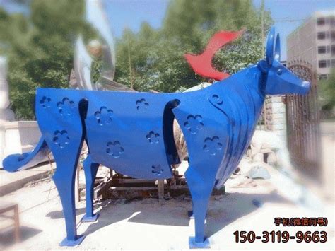 彩色不锈钢抽象牛雕塑-宏通雕塑