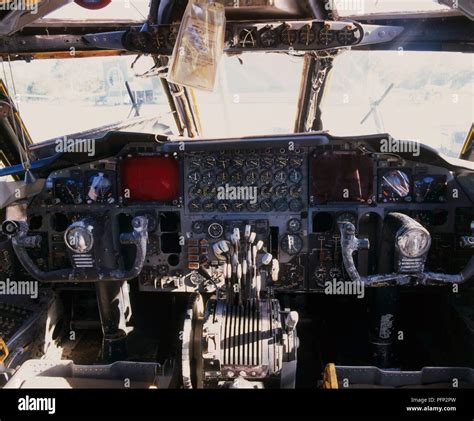 L'intérieur du cockpit d'un Boeing B-52G (B-52 Stratofortress ...