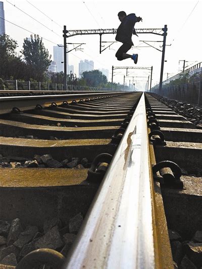 男子为拍“酷照”逼停列车|铁轨|火车_凤凰资讯