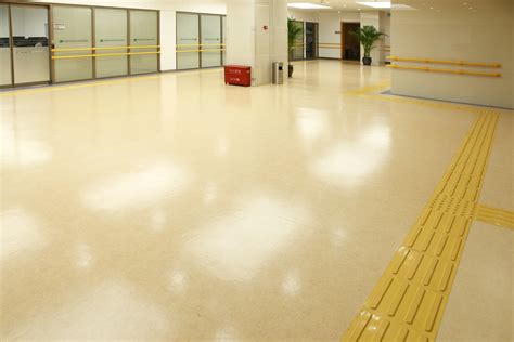 PVC塑胶地板材料在展厅地面的应用方案_白色