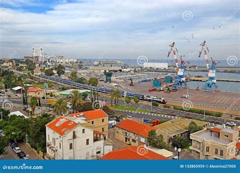Paisaje Urbano Con El Puerto Comercial De Haifa, Israel Imagen de archivo - Imagen de comercial ...