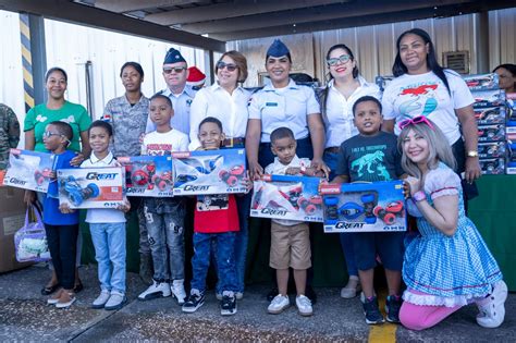 Fuerza Aérea celebra día de Reyes con miles de niños