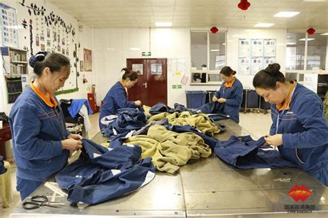 女工在服装厂展开纺织品高清图片下载-正版图片501876635-摄图网