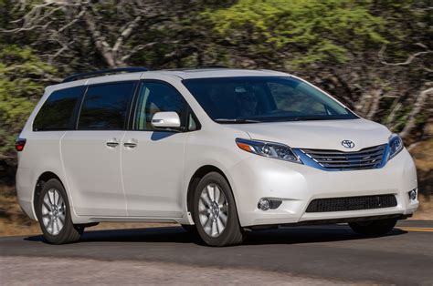 2015-Toyota-Sienna-Limited-front-three-quarter-in-motion1 - Motor Trend en Español