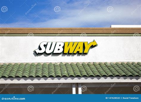 Subway Restaurant Sign 的图像结果