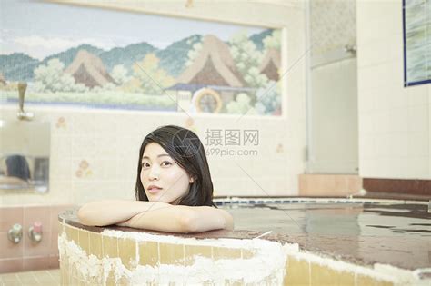 在澡堂洗澡的女孩高清图片下载-正版图片502077492-摄图网