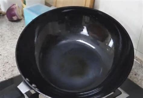 新买的铁锅别急着用，教你正确开锅方法，铁锅黑又亮，好用不生锈