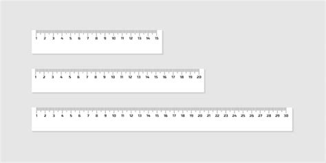 Zestaw drewnianych linijek 15, 20 i 30 centymetrów z cieniami na białym ...