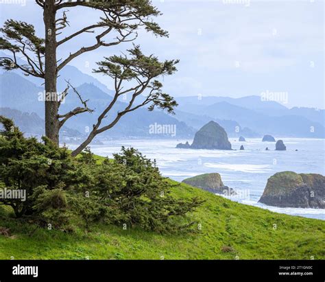 Scenic haystack rock cannon beach hi-res stock photography and images ...