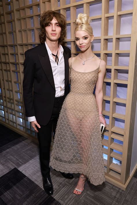 Anya Taylor-Joy comparte fotos de su boda secreta con Malcolm McRae con temática de vampiros | Vogue