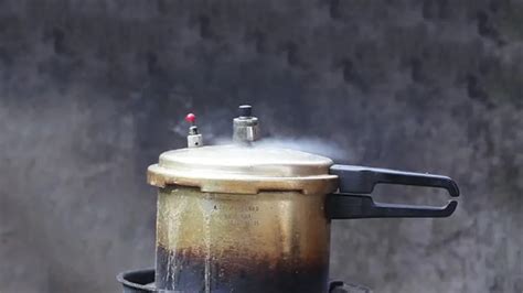 4 Steps To Clean Your Cooker Whistle Easily | Herzindagi