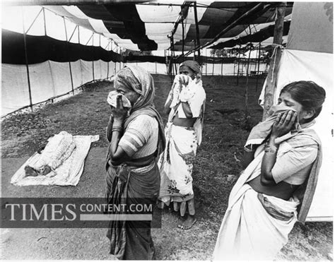 Latur Earthquake News Photo Relatives weep as the body ...