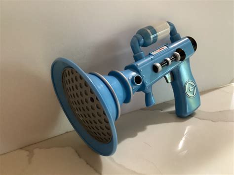 Despicable Me Minion FART BLASTER GUN - Lights up & makes fart sounds 9 ...