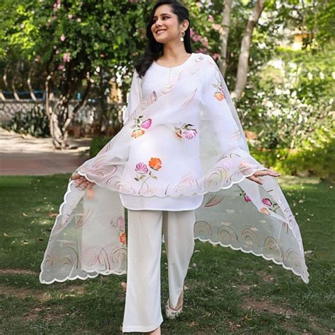 White outfits for Holi: White kurtas, T-shirts and more oufits to go for