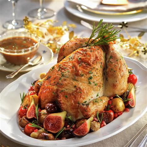 Capón al horno relleno con carne y ciruelas, ¡delicioso!