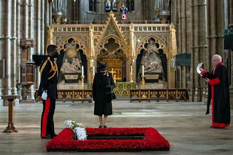 英国女王参加纪念仪式 公众场合第一次戴口罩 黑色口罩引人瞩目_腾讯新闻