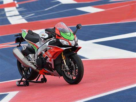 The 2018 Aprilia RSV4 RF LE Has The Winglets You Want | Cycle World