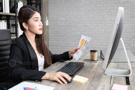 Business Woman On Computer 的图像结果