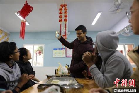四川南充：外国留学生贴窗花、包饺子感受“中国年”味道--教育--人民网
