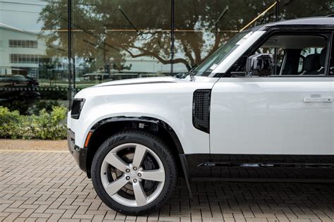 Land Rover Dealer Proudly Serving West University, TX