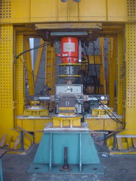 Fracture behaviour of cruciform specimens under uni-axial and bi-axial ...