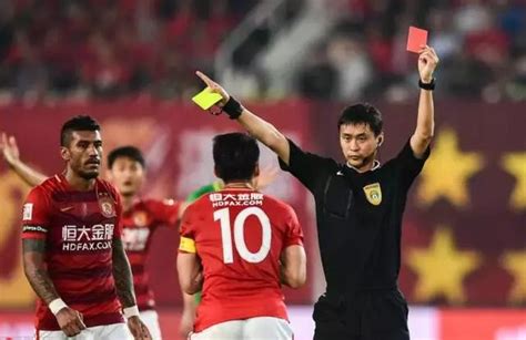 中超裁判被球员指着鼻子骂，但这次中国足协无计可施！