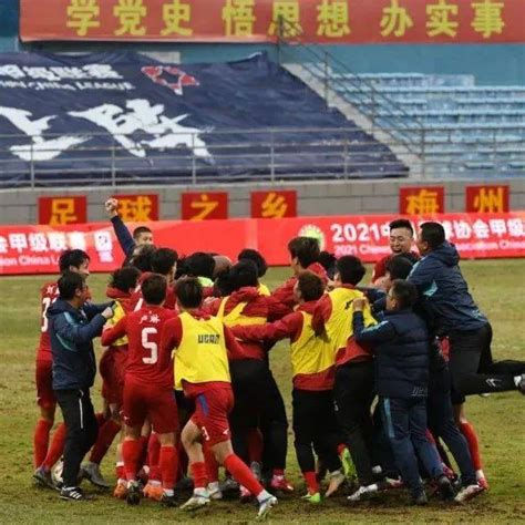 河南队2-1逆转梅州客家 科维奇连续四场破门_腾讯新闻